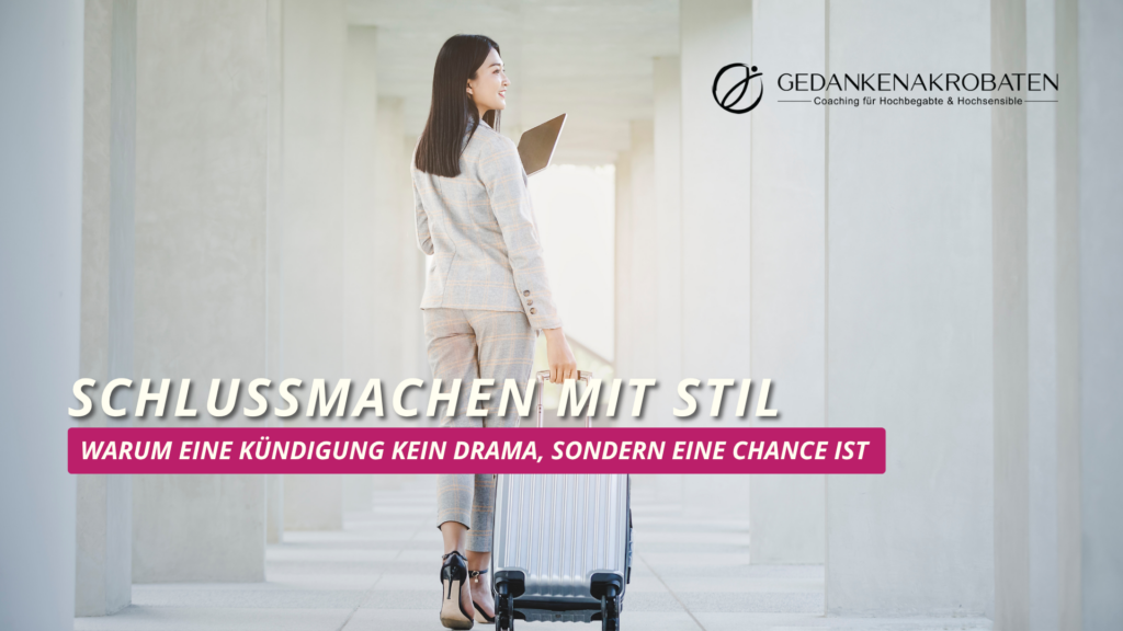 Frau im Business-Outfit zieht einen Rollkoffer durch eine helle Säulenhalle – Beitragsbild „Schlussmachen mit Stil“